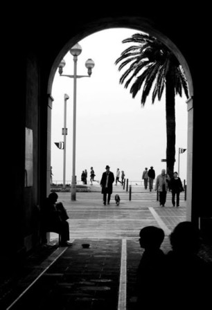 Une des portes du Cours Saleya dans le Vieux-Nice